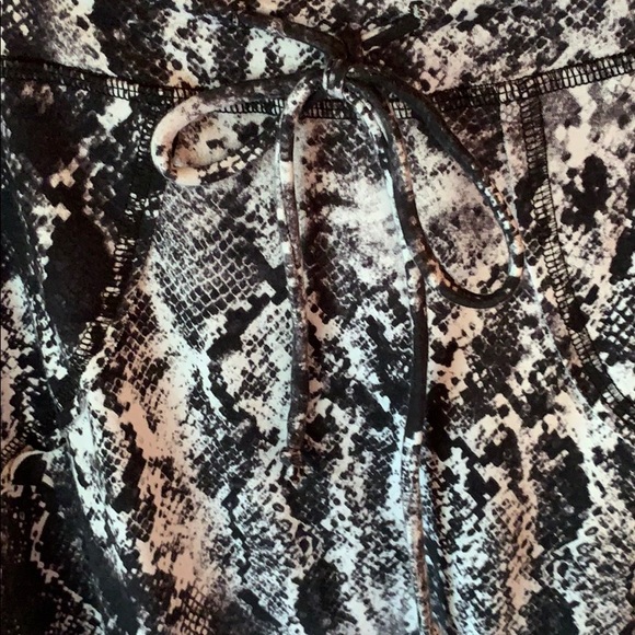 Black n white snake-patterned skirt - Picture 2 of 3